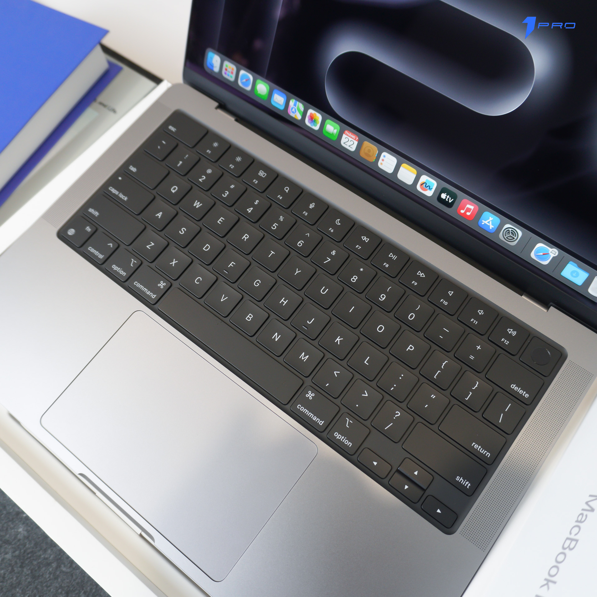 Góc làm việc gọn gàng với macbook pro m3 và bàn phím trackpad rộng