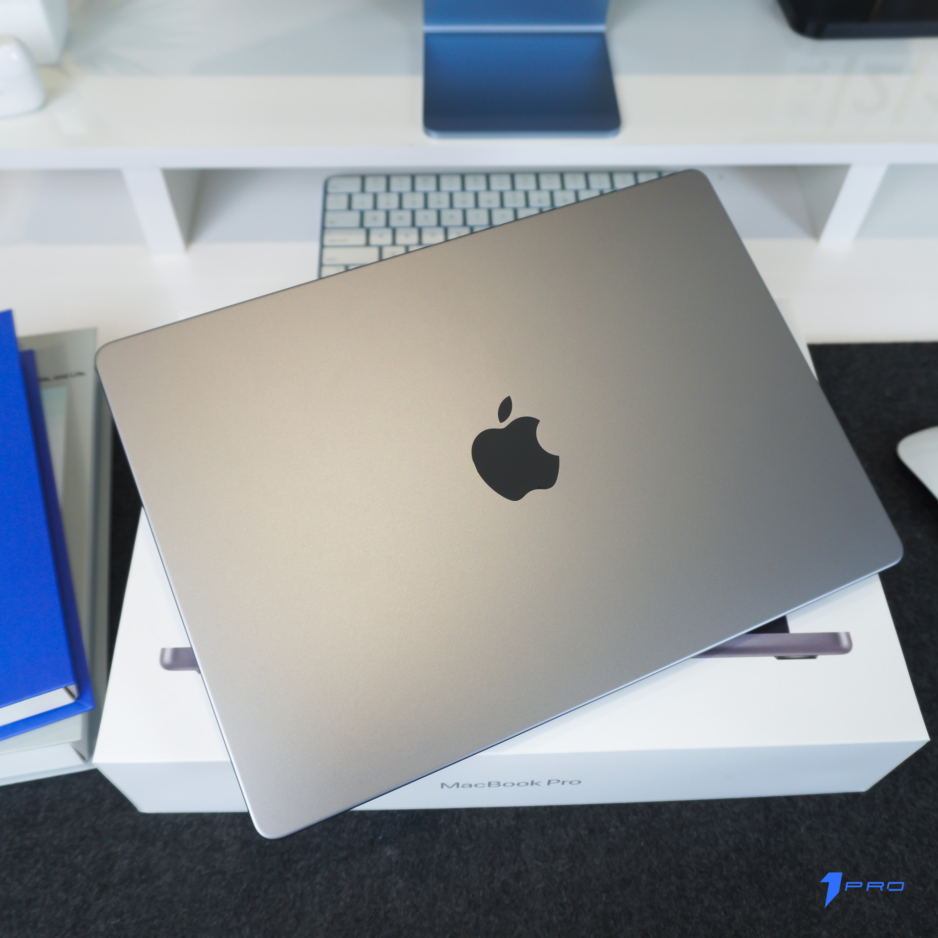 Người dùng đang dựng video và làm việc đa nhiệm trên macbook pro m3