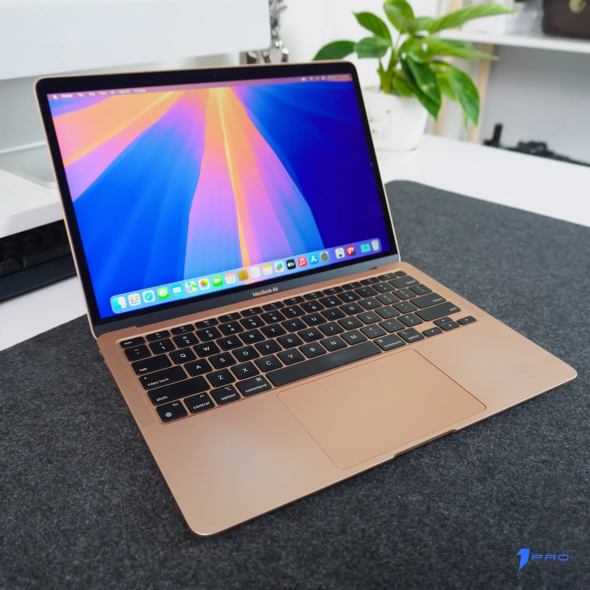 Góc nghiêng thể hiện độ mỏng của Macbook Air M1 trên bàn gỗ