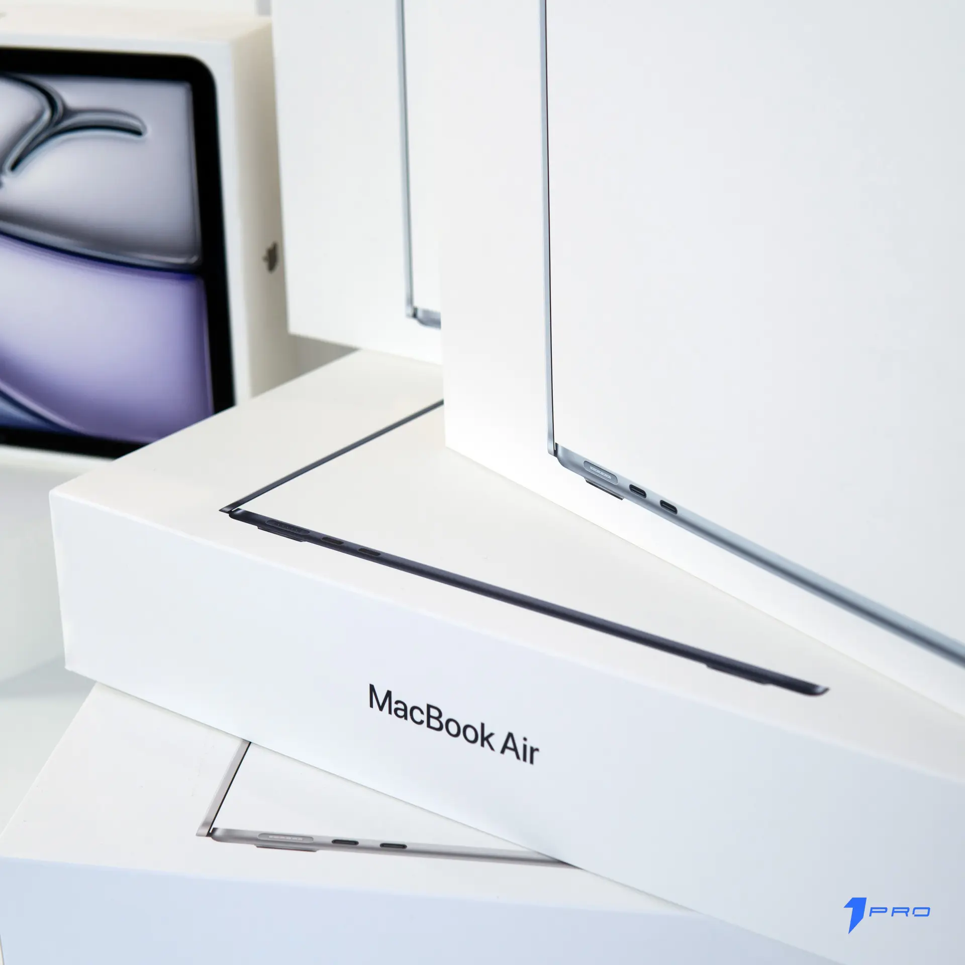 Người dùng thao tác đa nhiệm mượt mà trên Macbook Air