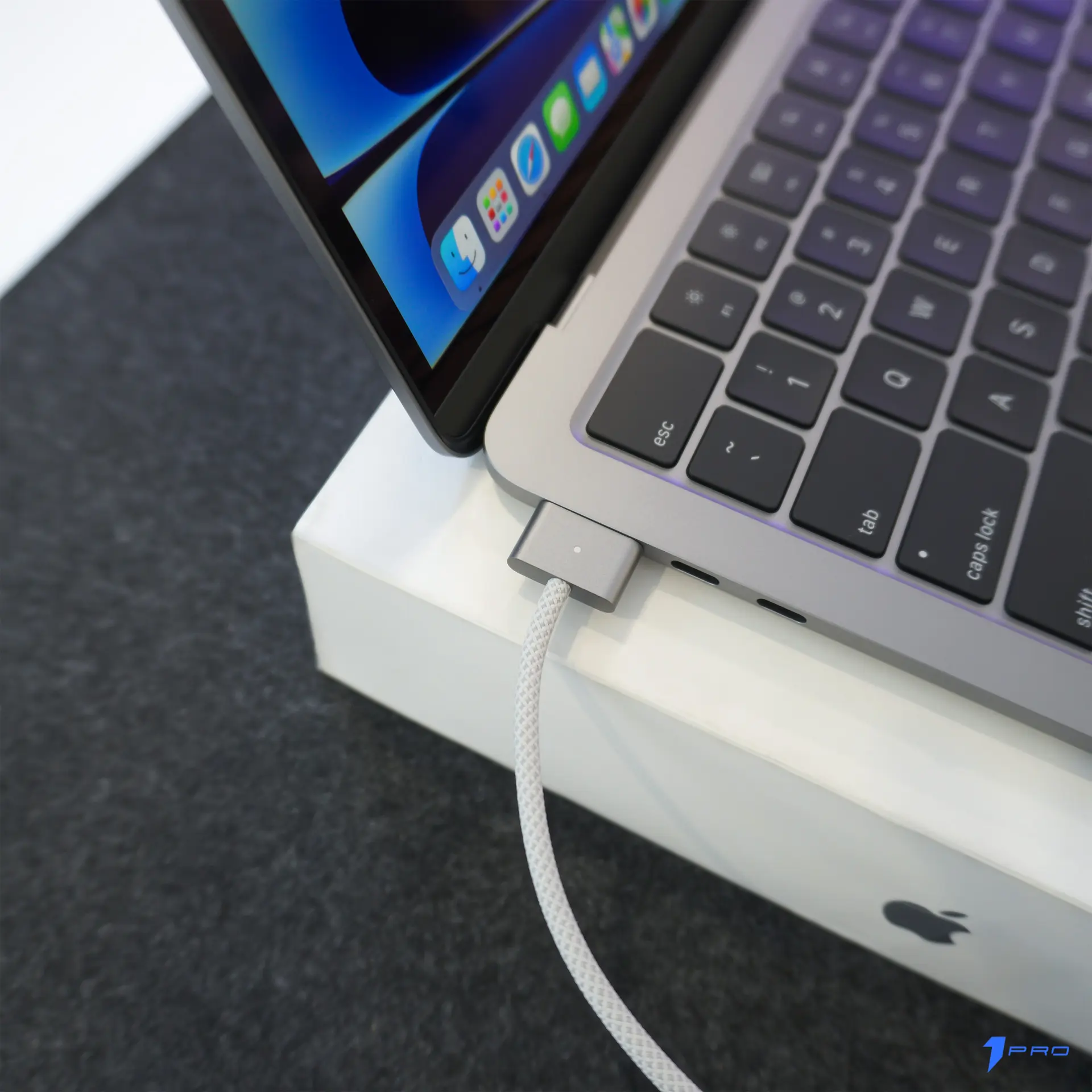 Macbook Air M4 sử dụng trong công việc văn phòng